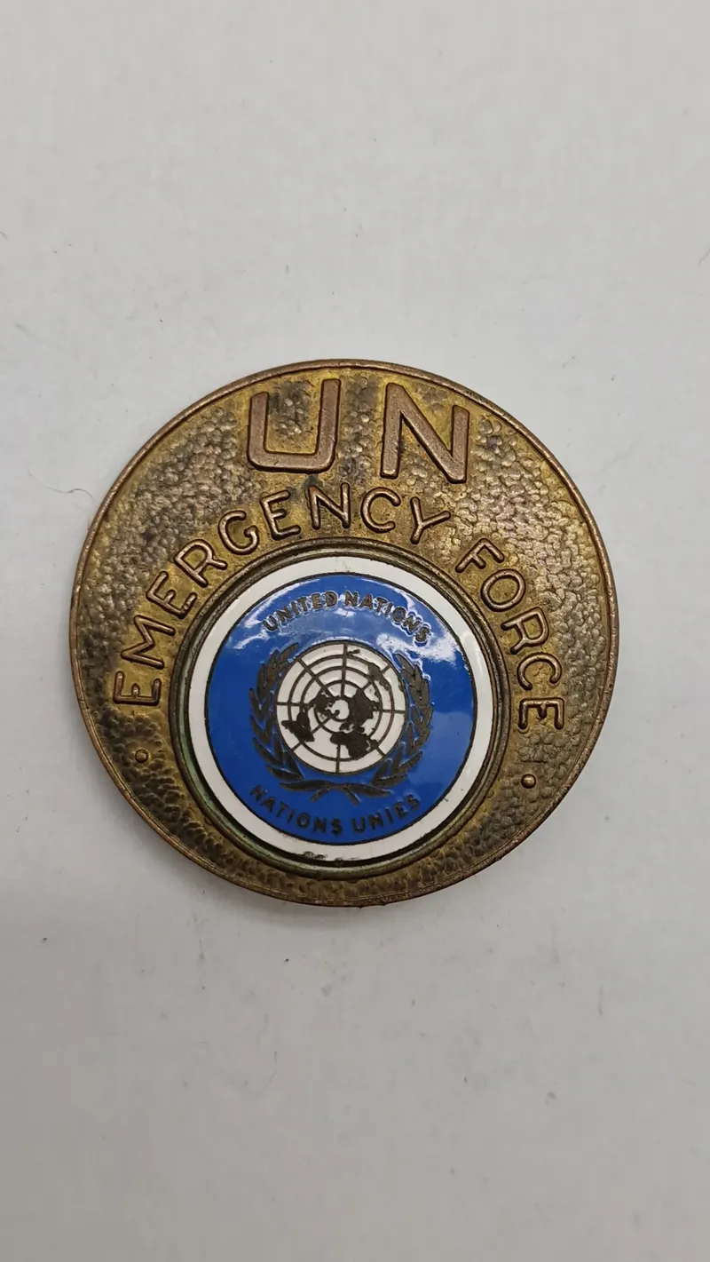 Originalt badge  fra De Forenede Nationers Beredskabsstyrke. (Første udgave af FN’s baretmærke)