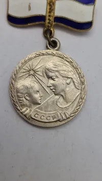 Original sovjetisk medalje kendt som 'Medal of Motherhood' (Medal' za materinstvo)
