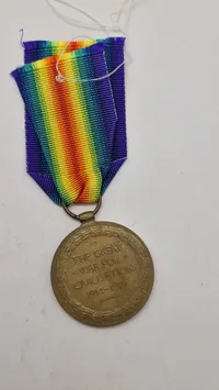 Original amerikansk sejrsmedalje fra Første Verdenskrig (World War I Victory Medal). Navngiven