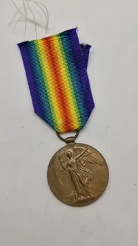 Original amerikansk sejrsmedalje fra Første Verdenskrig (World War I Victory Medal). Navngiven