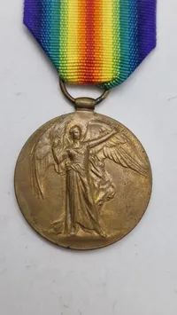 Original amerikansk sejrsmedalje fra Første Verdenskrig (World War I Victory Medal). Navngiven