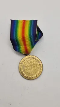 Original amerikansk sejrsmedalje fra Første Verdenskrig (World War I Victory Medal). Navngiven