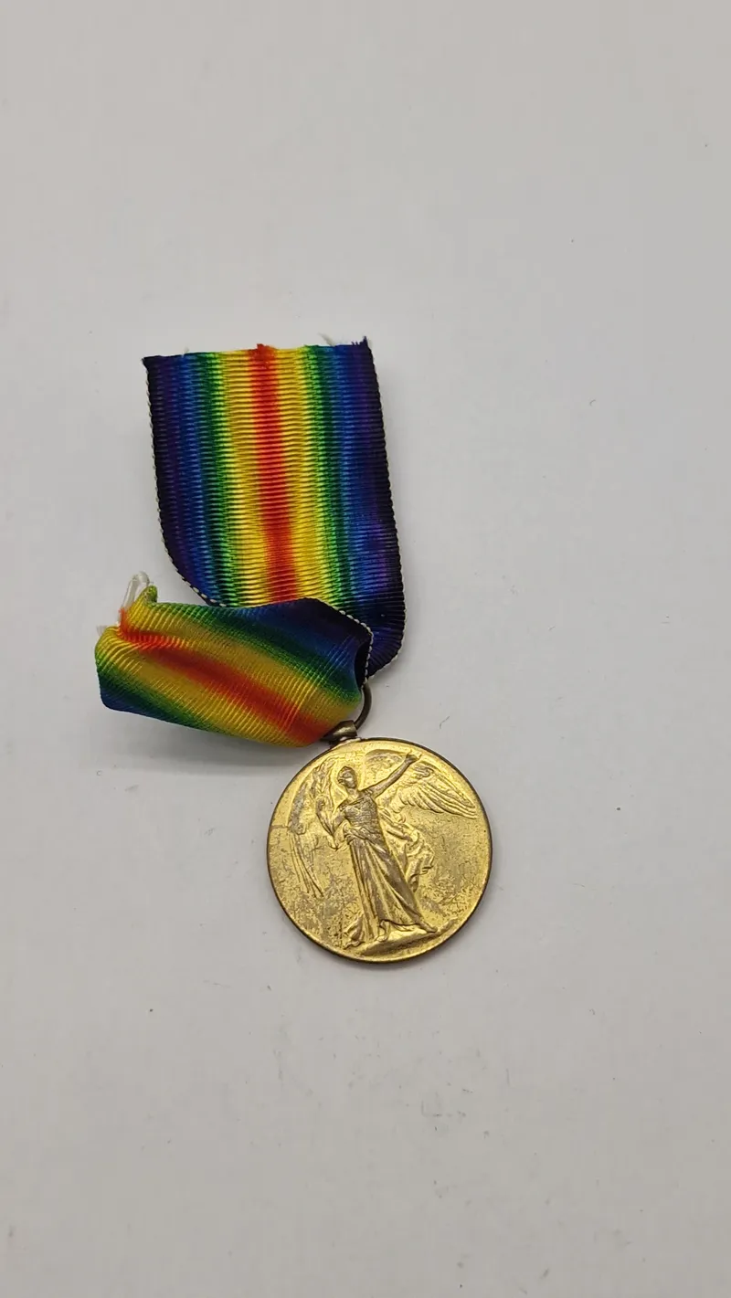 Original amerikansk sejrsmedalje fra Første Verdenskrig (World War I Victory Medal). Navngiven