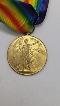 Original amerikansk sejrsmedalje fra Første Verdenskrig (World War I Victory Medal). Navngiven