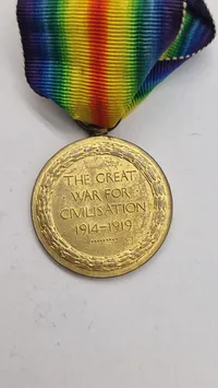 Original amerikansk sejrsmedalje fra Første Verdenskrig (World War I Victory Medal). Navngiven