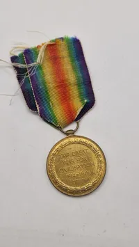 Original amerikansk sejrsmedalje fra Første Verdenskrig (World War I Victory Medal).  Navngiven