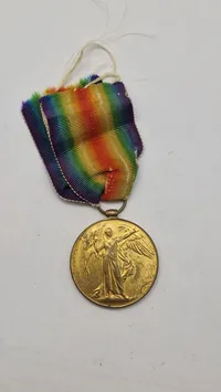 Original amerikansk sejrsmedalje fra Første Verdenskrig (World War I Victory Medal).  Navngiven