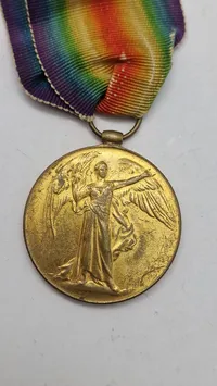 Original amerikansk sejrsmedalje fra Første Verdenskrig (World War I Victory Medal).  Navngiven