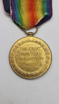 Original amerikansk sejrsmedalje fra Første Verdenskrig (World War I Victory Medal).  Navngiven