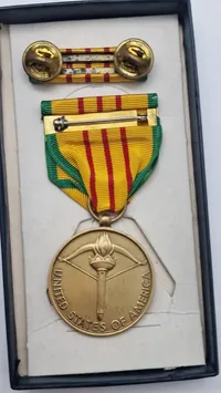 Original Vietnam Service Medal med sild og æske fra 1969