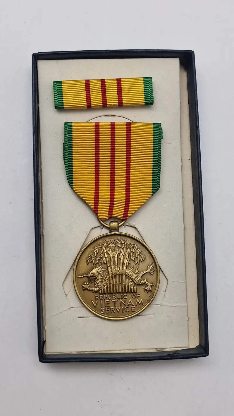Original Vietnam Service Medal med sild og æske fra 1969