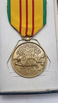 Original Vietnam Service Medal med sild og æske fra 1969
