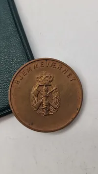 Original mønt fra det danske hjemmeværn for duelighedskydning med æske