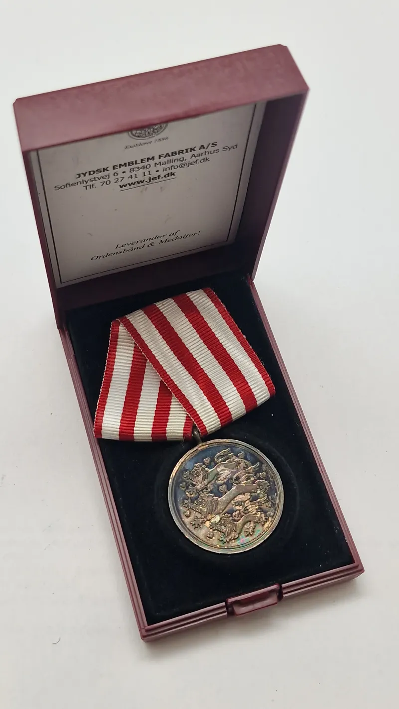 Originalt eks af Forsvarets medalje for international tjeneste 1948-2009 med æske.