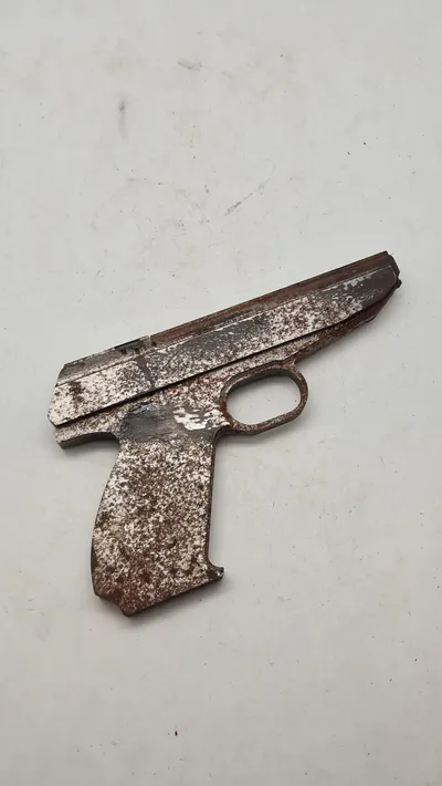 Halvfremstillet pistol fremstillet til Tyskerne  Holeby diesel motorfabrik Maribo, er aldrig lavet færdig da krigen sluttede