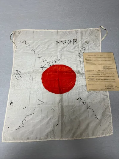 Good Luck Flag (寄せ書き日の丸, yosegaki hinomaru) men fremstillet af US Seabees   og solgt til andre veteraner som skulle have en sovenir med hjem fra krigen