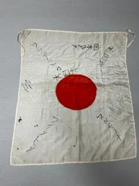 Good Luck Flag (寄せ書き日の丸, yosegaki hinomaru) men fremstillet af US Seabees   og solgt til andre veteraner som skulle have en sovenir med hjem fra krigen