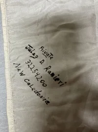 Good Luck Flag (寄せ書き日の丸, yosegaki hinomaru) men fremstillet af US Seabees   og solgt til andre veteraner som skulle have en sovenir med hjem fra krigen