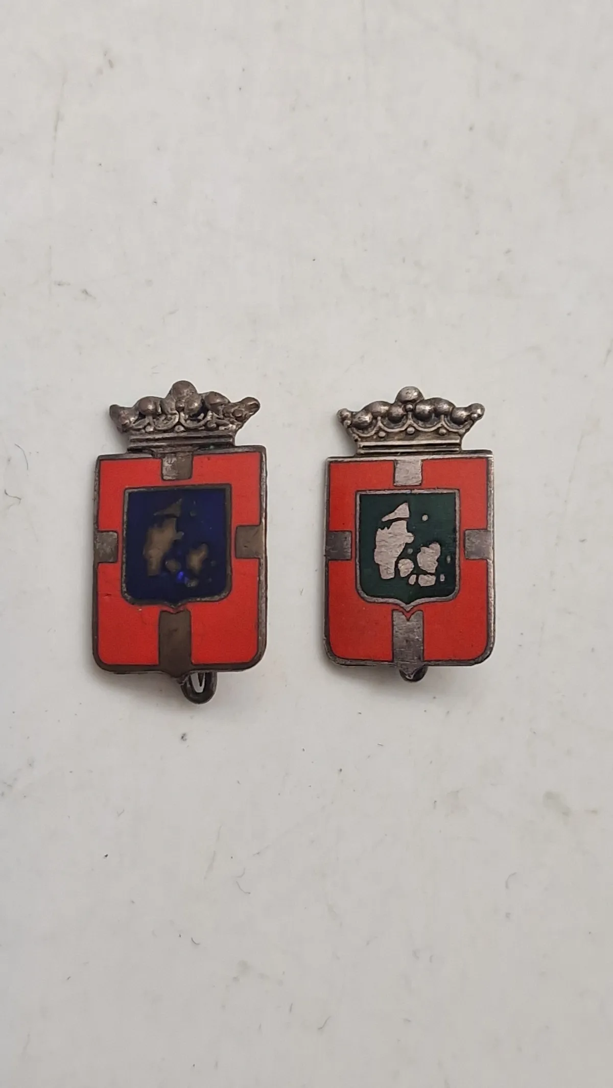 Originale nationale revérnåle. Sterlingsølv og emalje