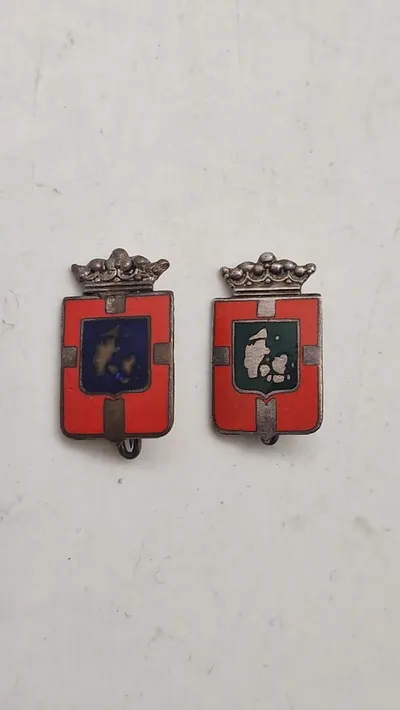 Originale nationale revérnåle. Sterlingsølv og emalje