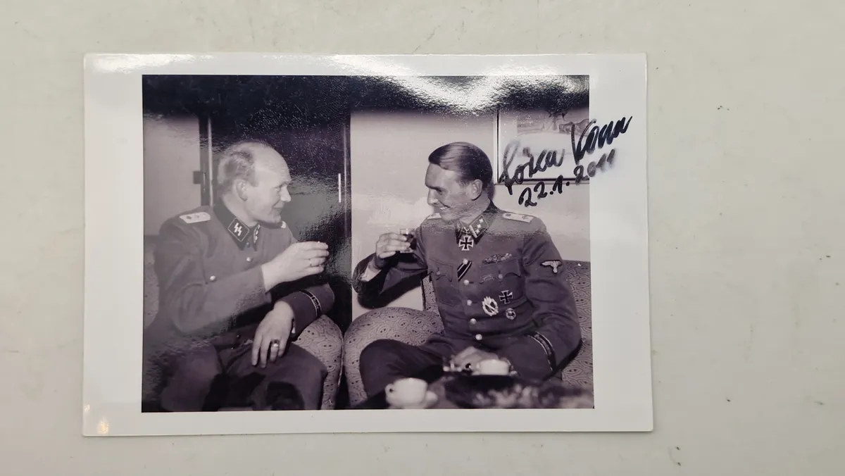 Signeret foto af den danske frivillige Søren Kam