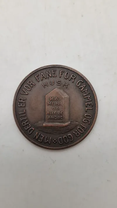 Original propagandamønt fra 2. Verdenskrig med teksten "Husk Kai Munk og alle de andre"