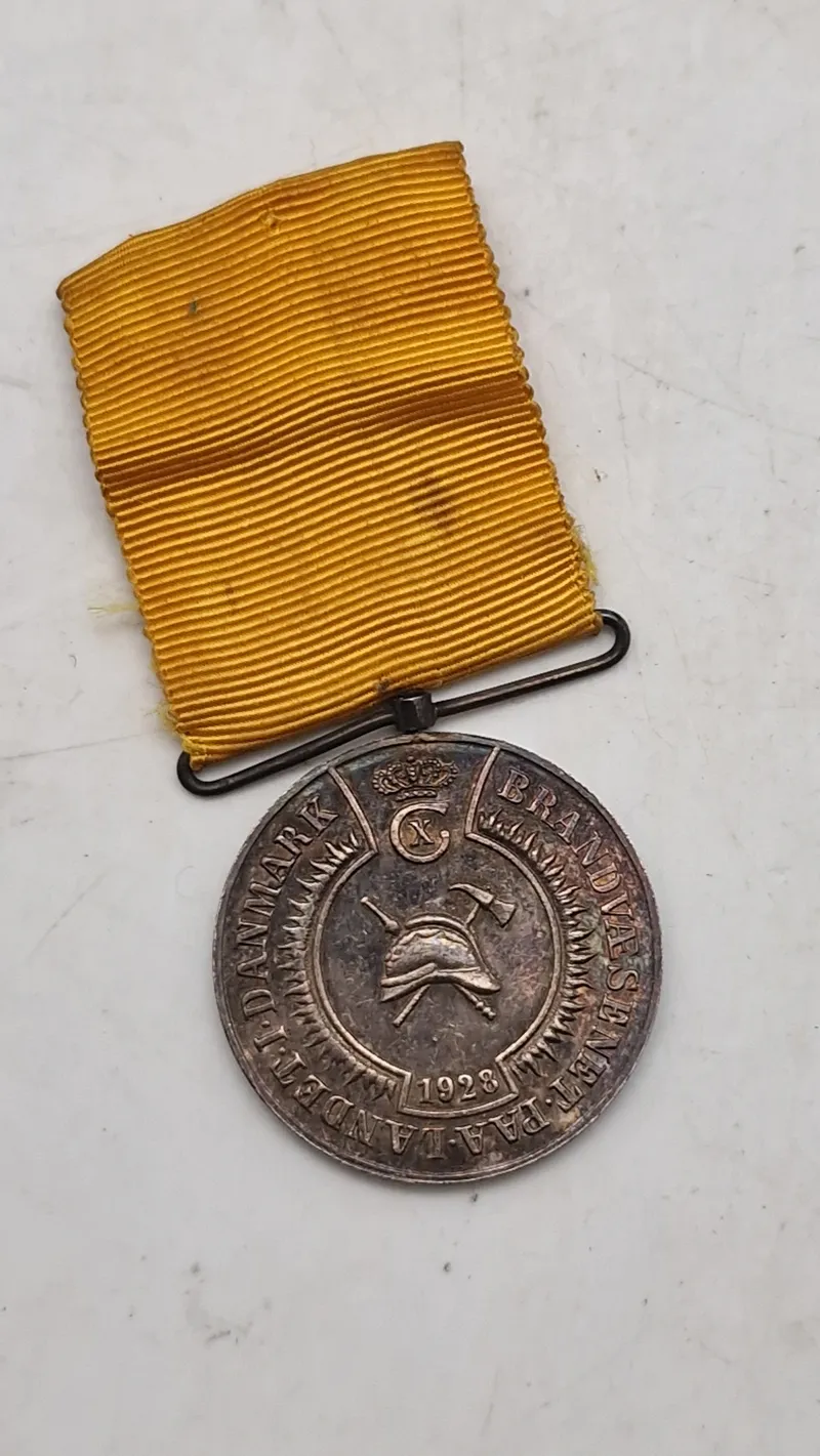 Original fortjenstmedalje fra Brandvæsenet i Danmark, præget i 1928. Sølv