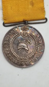 Original fortjenstmedalje fra Brandvæsenet i Danmark, præget i 1928. Sølv