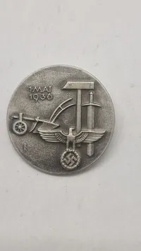 Original tysk "tinnie" (dagmærke) fra 1. maj 1936