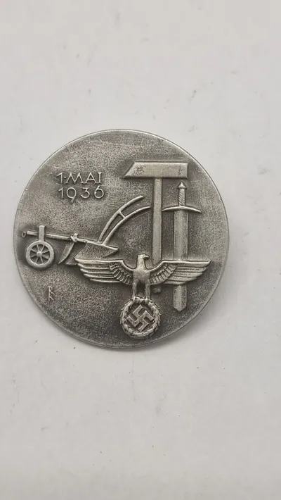 Original tysk "tinnie" (dagmærke) fra 1. maj 1936