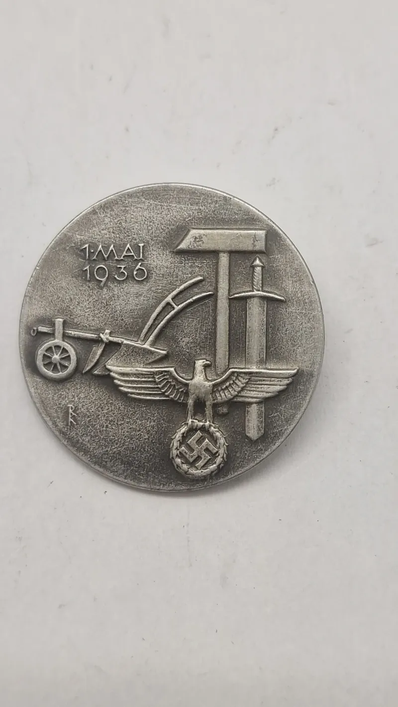 Original tysk "tinnie" (dagmærke) fra 1. maj 1936