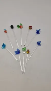 Samling swizzle sticks, også kendt som cocktailstirrer
