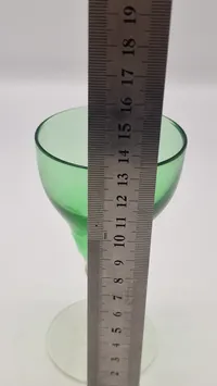 Holmegaard "Margrethe" rødvinsglas, designet af Svend Hammershøj, med en grøn kumme og en klar stilk