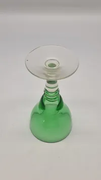 Holmegaard "Margrethe" rødvinsglas, designet af Svend Hammershøj, med en grøn kumme og en klar stilk