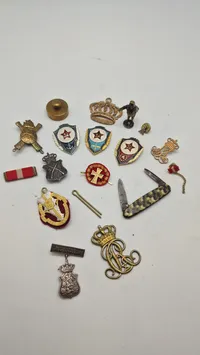 Samling pins mm.