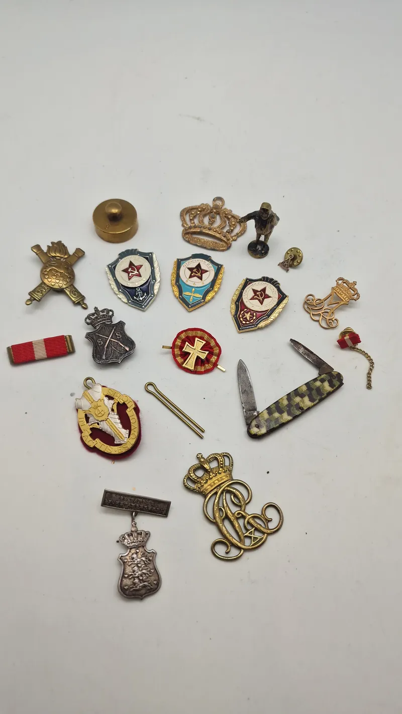 Samling pins mm.