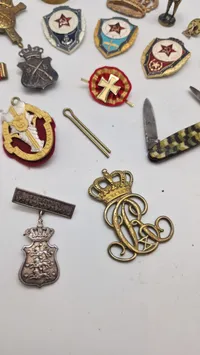 Samling pins mm.