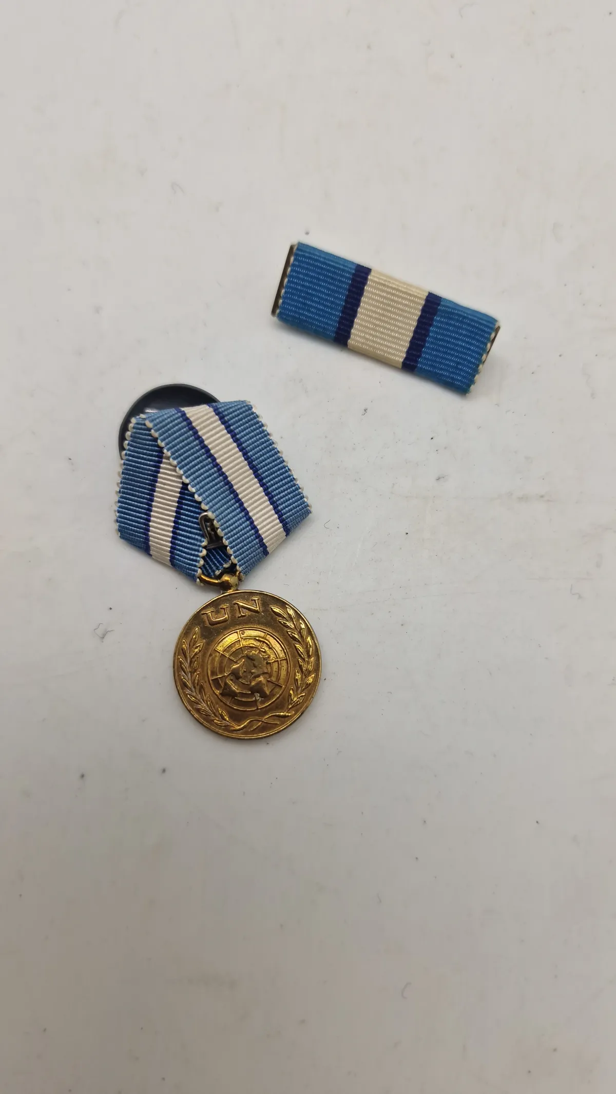 Miniature UN medalje og sild