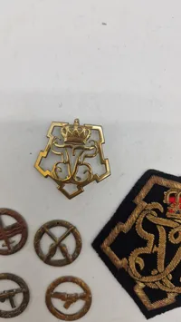 Samling metal mærker, og et blazer mærke