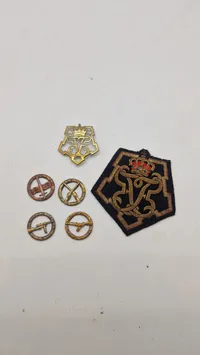 Samling metal mærker, og et blazer mærke
