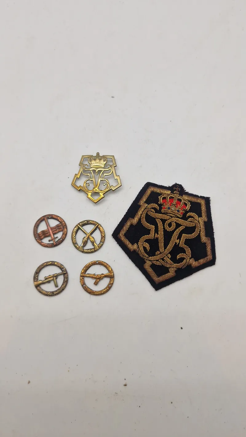 Samling metal mærker, og et blazer mærke