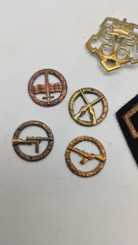 Samling metal mærker, og et blazer mærke