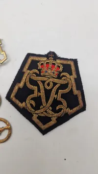 Samling metal mærker, og et blazer mærke