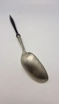 Antik tinske med træ håndtag, 1800 tallet