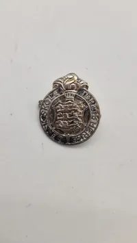 Samling pins med æske