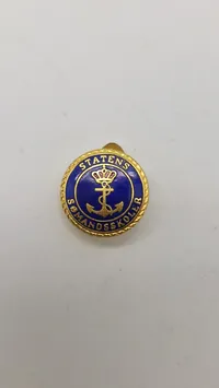 Samling pins med æske