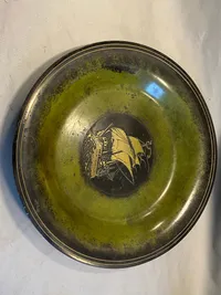 Stor platte i bronzelegering med motiv af skib
