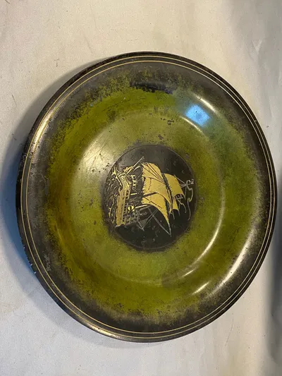Stor platte i bronzelegering med motiv af skib