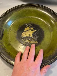Stor platte i bronzelegering med motiv af skib