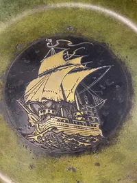 Stor platte i bronzelegering med motiv af skib